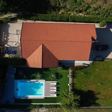Carpinus Villa *